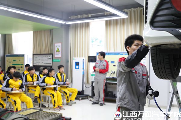 2-14恒隆丰田技术总监 (4)_compressed.jpg