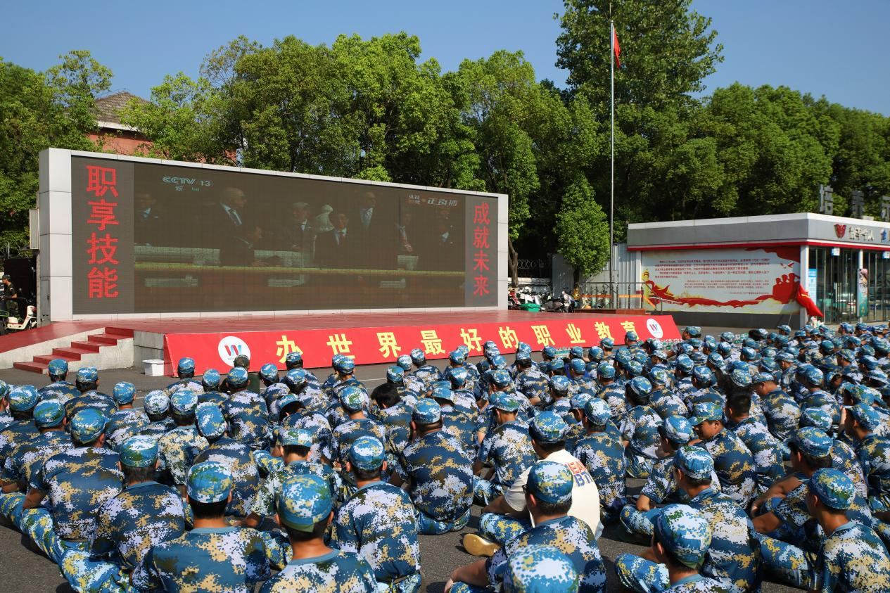 江西万通学子同观九三阅兵盛典,感受强国强军力量